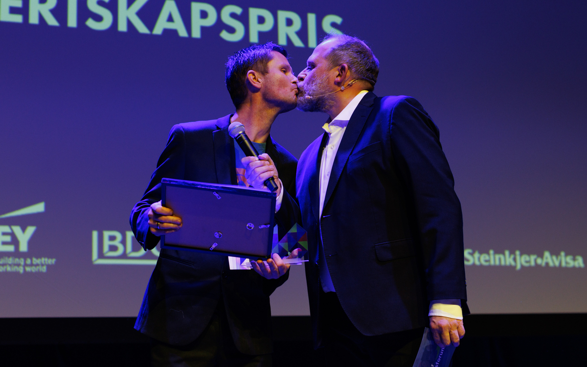 Truls Svendsen får et kyss av prisvinner for årets service- og vertskapspris under Næringslivets Hedersaften 2023 i Steinkjer. 