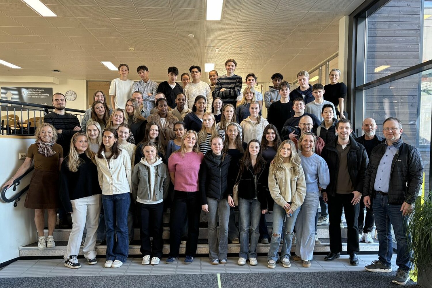 STEINKJER VIDEREGÅENDE: Det har aldri skjedd før at elever på VG1 studiespesialisering har vært på jobbskygging. Her er mange av elevene i lag med ansatte ved skolen og noen av bedriftslederne. Foto: Trine Binde Bratberg