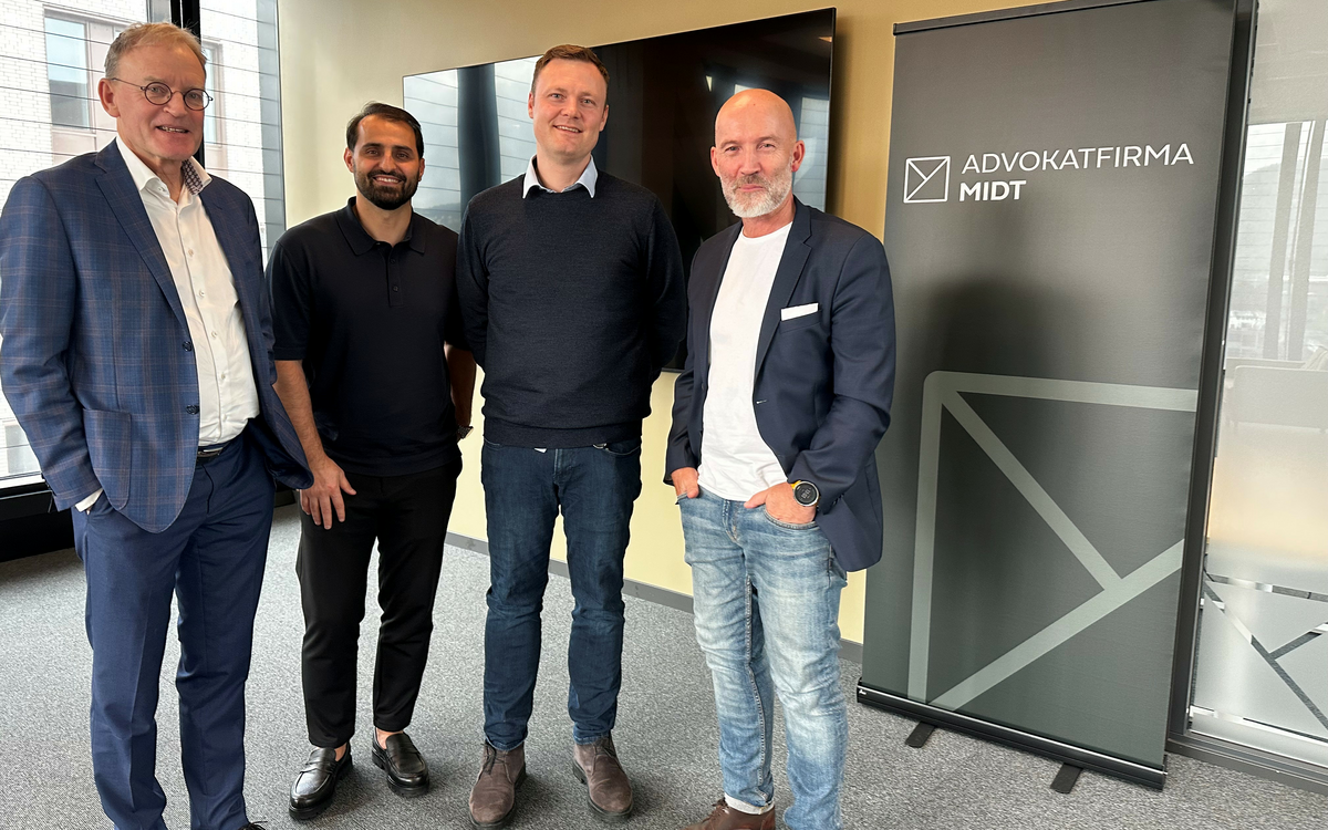 På besøk i de nye kontorlokalene til Advokatfirma Midt. F.v.: Dag Herrem, Vedat Kaya, Stian Sjøquist og Tor Svarva.