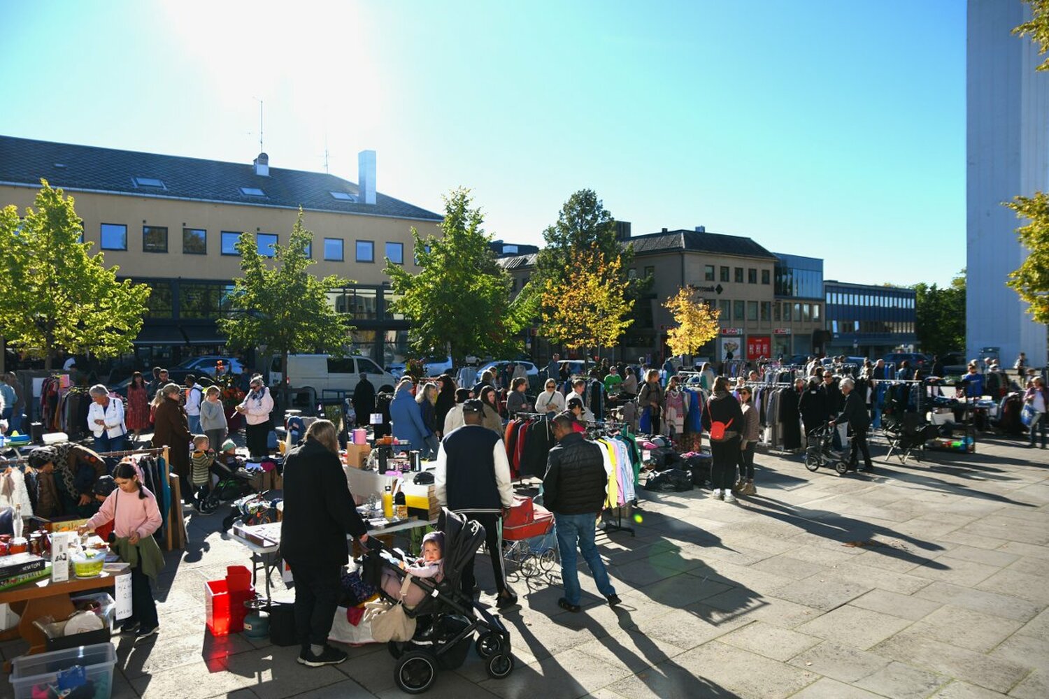 Gjenbruksdag på torget. Foto: Margrethe Sundal / Trønder-Avisa