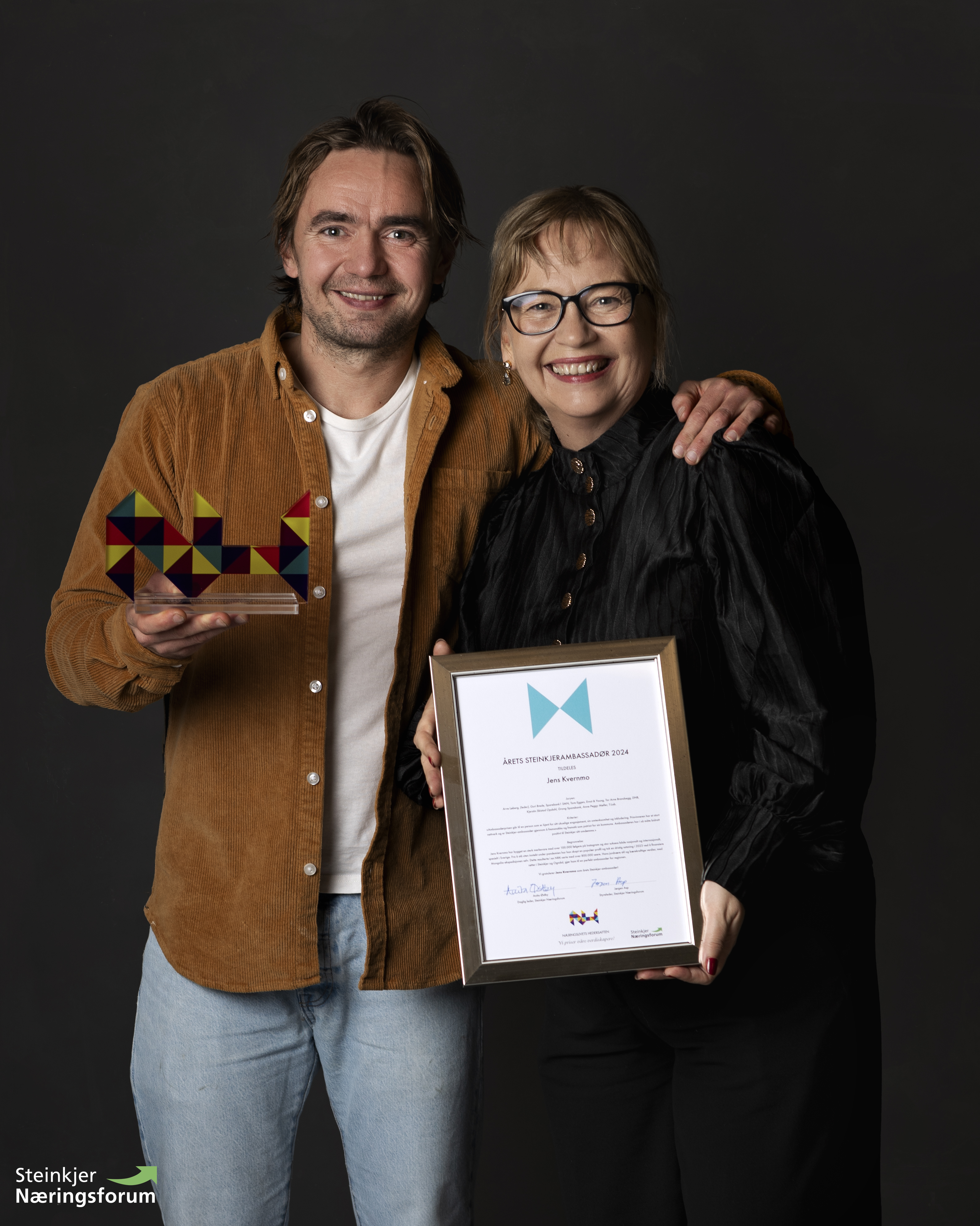 Jens Kvernmo vant prisen for årets Steinkjer-ambassadør. Her sammen med Anita Østby. Foto: Fotograf Emma A Johansen