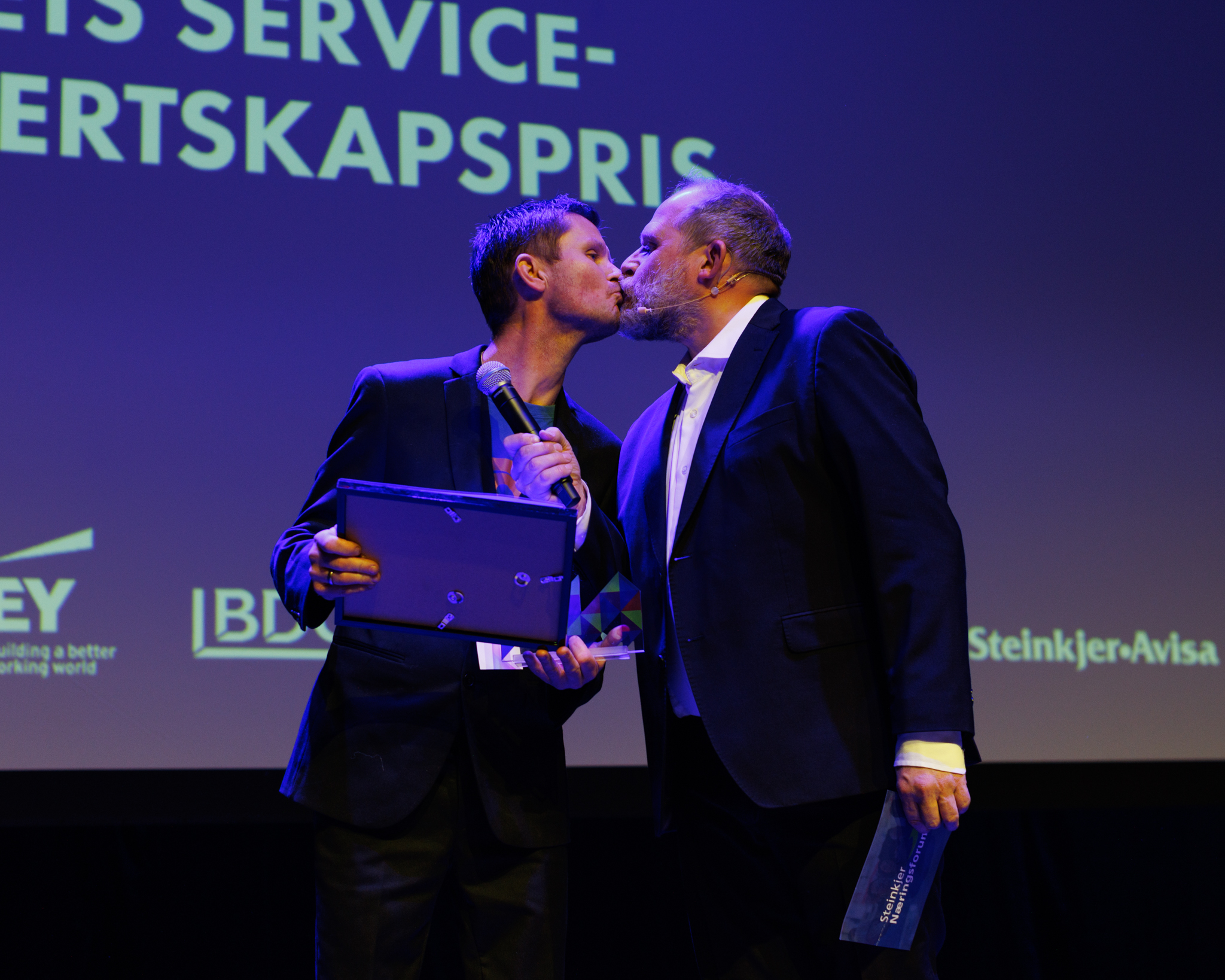 Truls Svendsen får et kyss på Næringslivets Hedersaften i Steinkjer